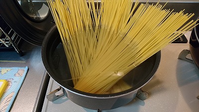 パスタを茹でる