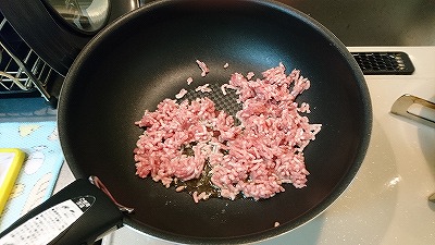 ひき肉を入れる