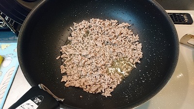 ひき肉を炒める
