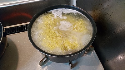 麺を茹でる