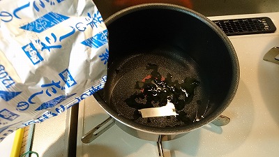お湯200mlにわかめと和風だしの素を投入