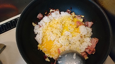 溶き卵を投入して、強火で炒めましょう