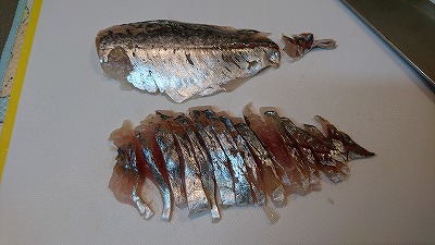 あじを細切りにする