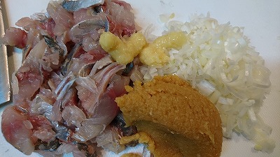 味噌大さじ1としょうが3cmを加える